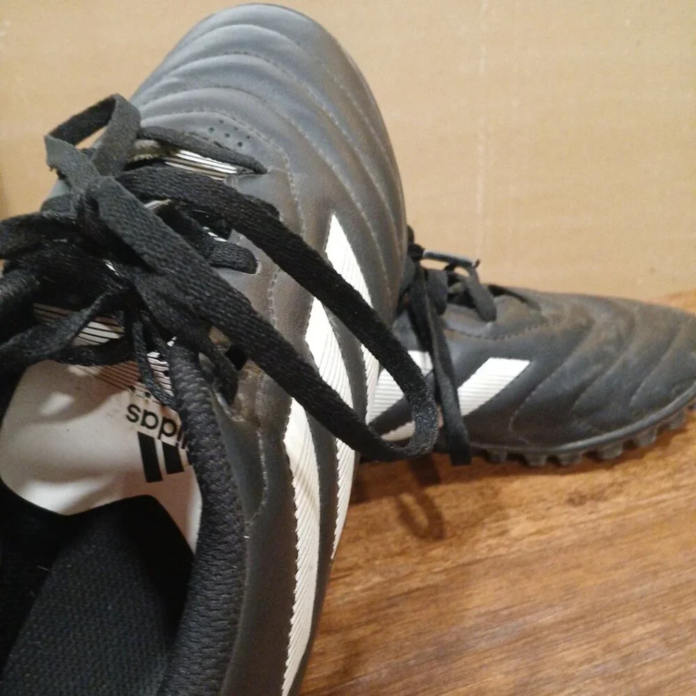 Adidas indoor soccer cleats - Picture 1 of 5